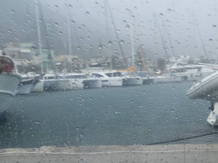 Δυνατή βροχή στο λιμάνι της Σάμης – ΦΩΤΟ