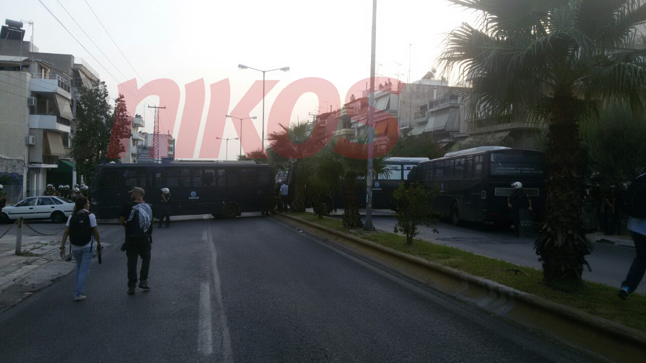 Φραγμός στο Αστυνομικό Τμήμα Κερατσινίου – ΦΩΤΟ