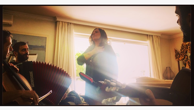 Μπήκαμε στις πρόβες της Χαρούλας!