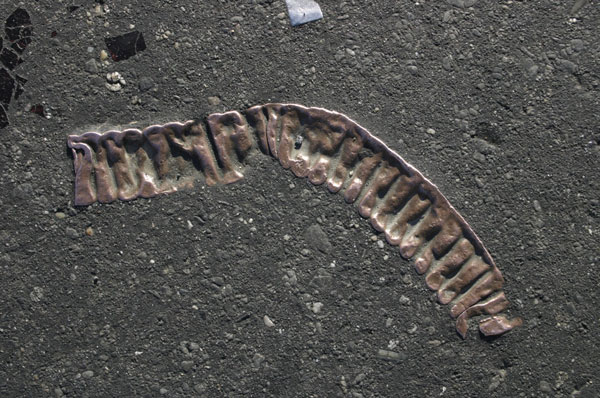 Αντικείμενα που έγιναν ένα με το οδόστρωμα – ΦΩΤΟ