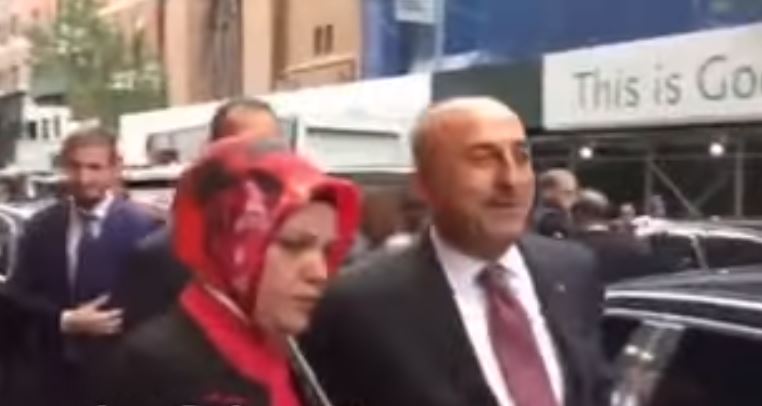 Η απρέπεια του Τσαβούσογλου σε Έλληνα δημοσιογράφο – ΒΙΝΤΕΟ