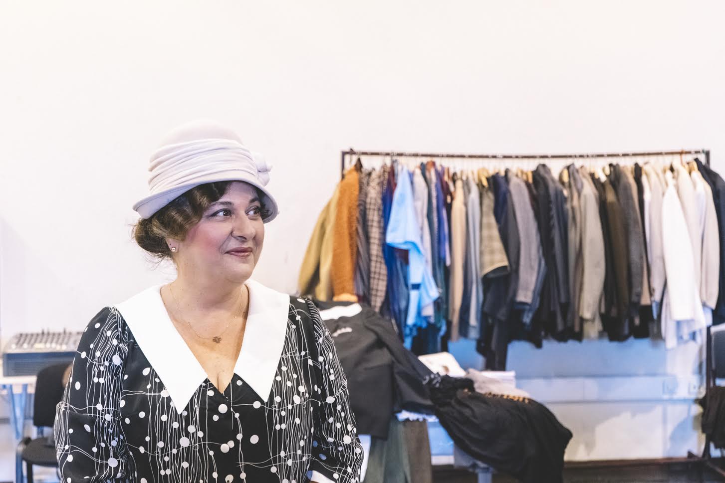 Η Ελισάβετ Κωνσταντινίδου ποζάρει στο enikos.gr με το… Τρίτο Στεφάνι