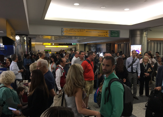 Στρατιώτες στο αεροδρόμιο LaGaurdia της Νέας Υόρκης – ΦΩΤΟ