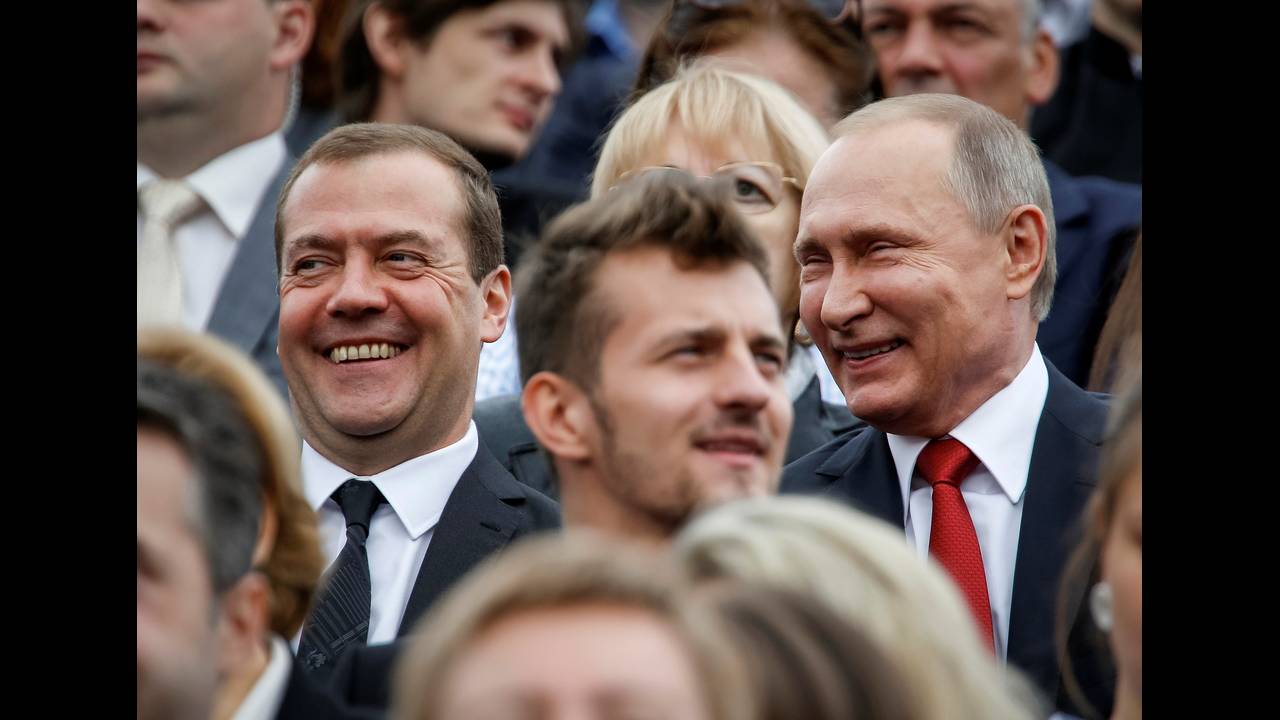 Ο Πούτιν έβγαλε selfie με… νύφες – ΦΩΤΟ