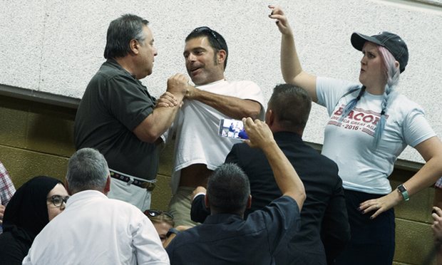 Ξύλο σε προεκλογική συγκέντρωση του Τραμπ – ΒΙΝΤΕΟ