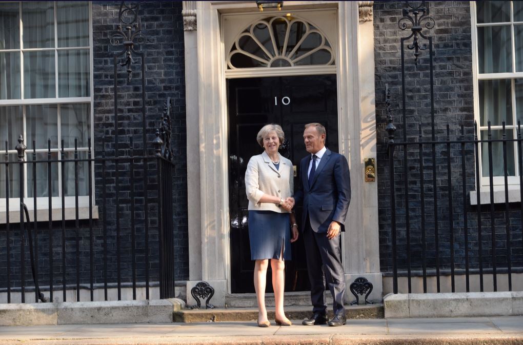 Την έναρξη των συνομιλιών για το Brexit ζήτησε ο Τουσκ