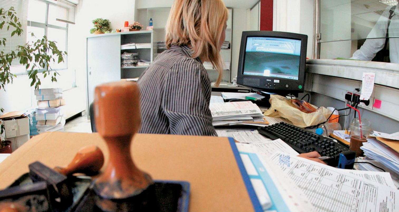 Μονιμοποιούνται χιλιάδες συμβασιούχοι στους δήμους