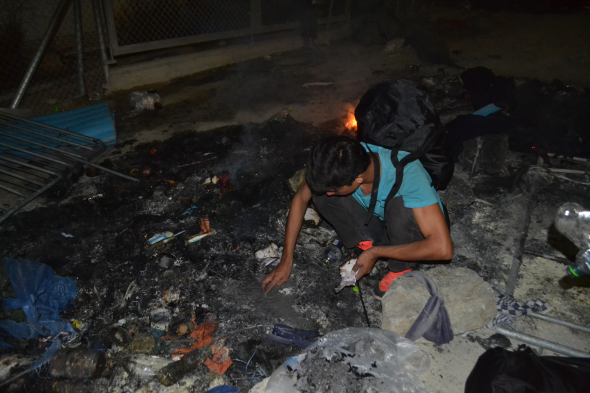 Άστεγοι 900 πρόσφυγες μετά τη νύχτα χάους στη Μόρια