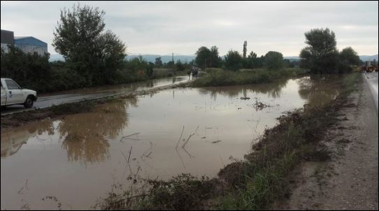 Σύροι πρόσφυγες βοηθούν τους πλημμυροπαθείς στα Τρίκαλα – ΦΩΤΟ