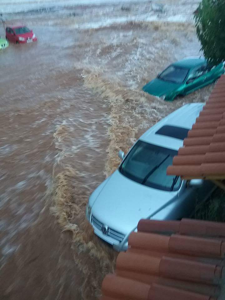 Άγιος Νικόλαος Μάνης – Αυτοκίνητα στο έλεος… του νερού – ΦΩΤΟ