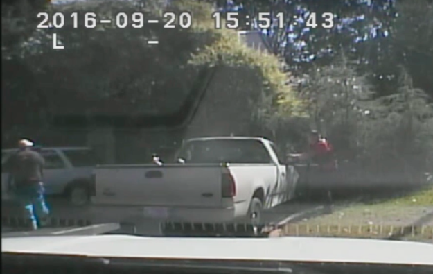 Η στιγμή που η αστυνομία πυροβολεί τον Aφροαμερικανό στη Σάρλοτ – ΒΙΝΤΕΟ