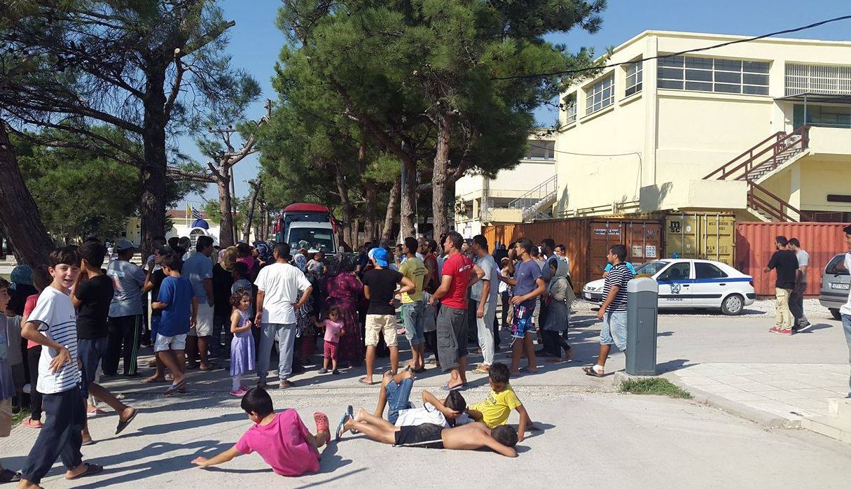Ένταση στο κέντρο προσφύγων στα Διαβατά από την επίσκεψη των “Ευρωπαίων” – ΒΙΝΤΕΟ