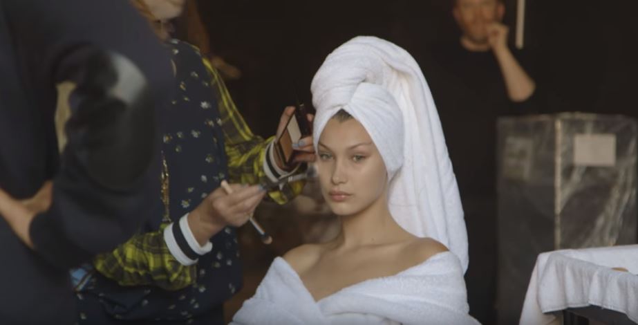 Η Μπέλλα Χαντίντ ποζάρει με την πετσέτα της – ΒΙΝΤΕΟ