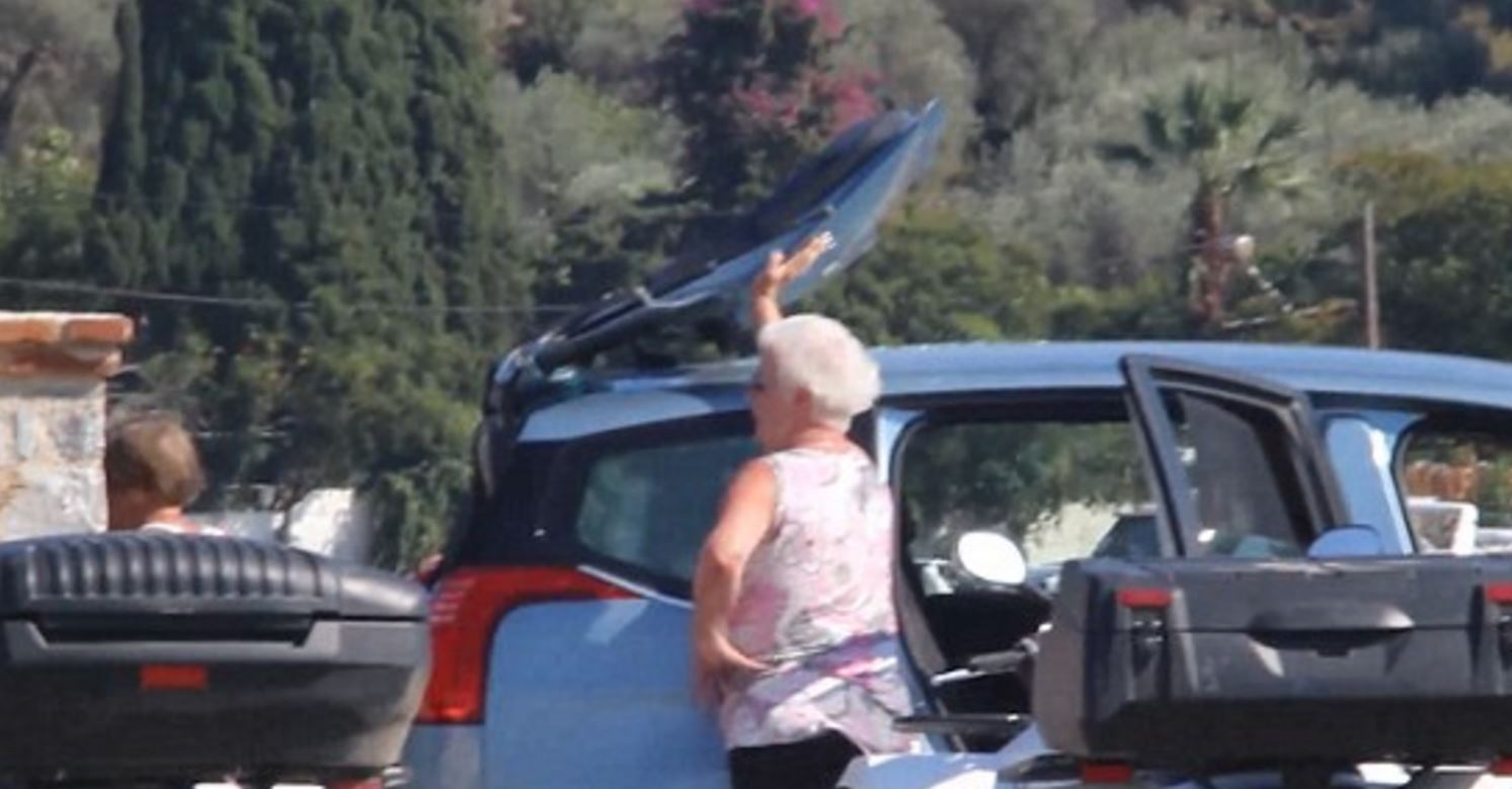 Ρεπορτάζ της Daily Mail για τους επικίνδυνα περίεργους τουρίστες στο αεροδρόμιο της Σκιάθου – ΒΙΝΤΕΟ