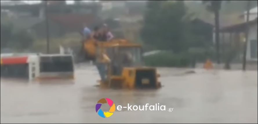 Νέο ΒΙΝΤΕΟ από τον απεγκλωβισμό των επιβατών λεωφορείου του ΟΑΣΘ