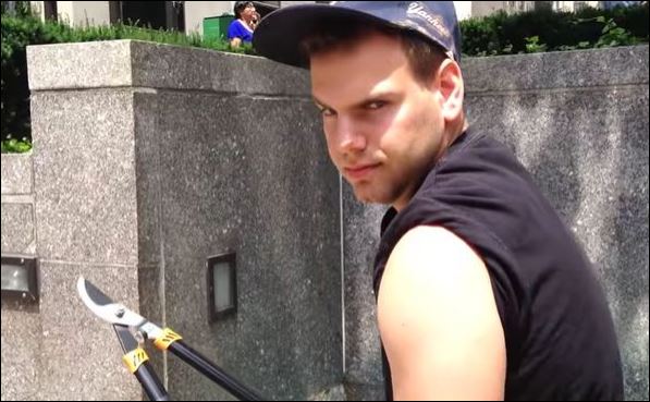 Ο τιμωρός των…selfie sticks έχει τρελάνει το διαδίκτυο – BINTEO