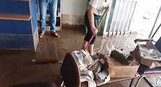 Απεγνωσμένοι οι κάτοικοι στην Καλαμάτα – Με σκούπες βγάζουν τις λάσπες από τα σπίτια τους – ΒΙΝΤΕΟ