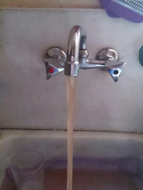 Κόκκινο το νερό της βρύσης μετά τις πλημμύρες στη Μεσσηνία – ΦΩΤΟ αναγνώστη