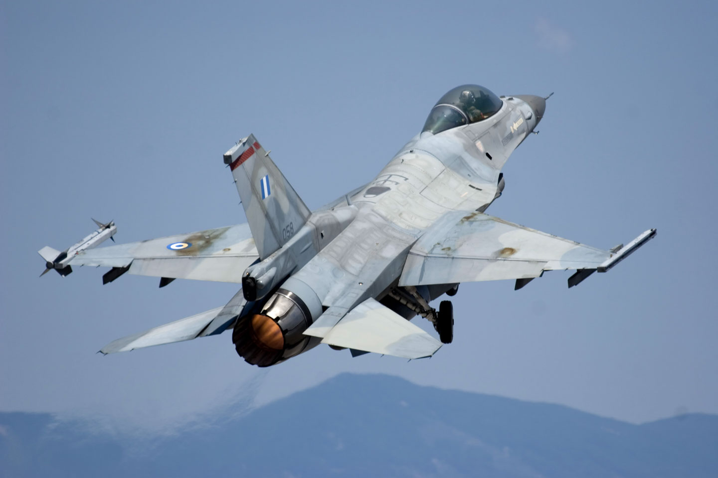 Εντολή απογείωσης F-16 τα ξημερώματα από Σούδα και Αγχίαλο