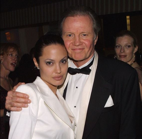 Σοκαρισμένος ο πατέρας της Τζολί από το διαζύγιο