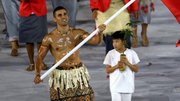 Από τους Ολυμπιακούς Αγώνες στην… πασαρέλα ο σημαιοφόρος των νήσων Τόνγκα – ΒΙΝΤΕΟ