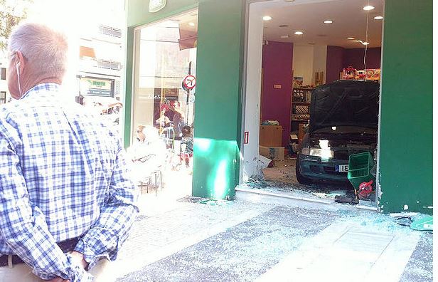 Αυτοκίνητο εισέβαλε σε κατάστημα στη Νέα Σμύρνη – ΦΩΤΟ