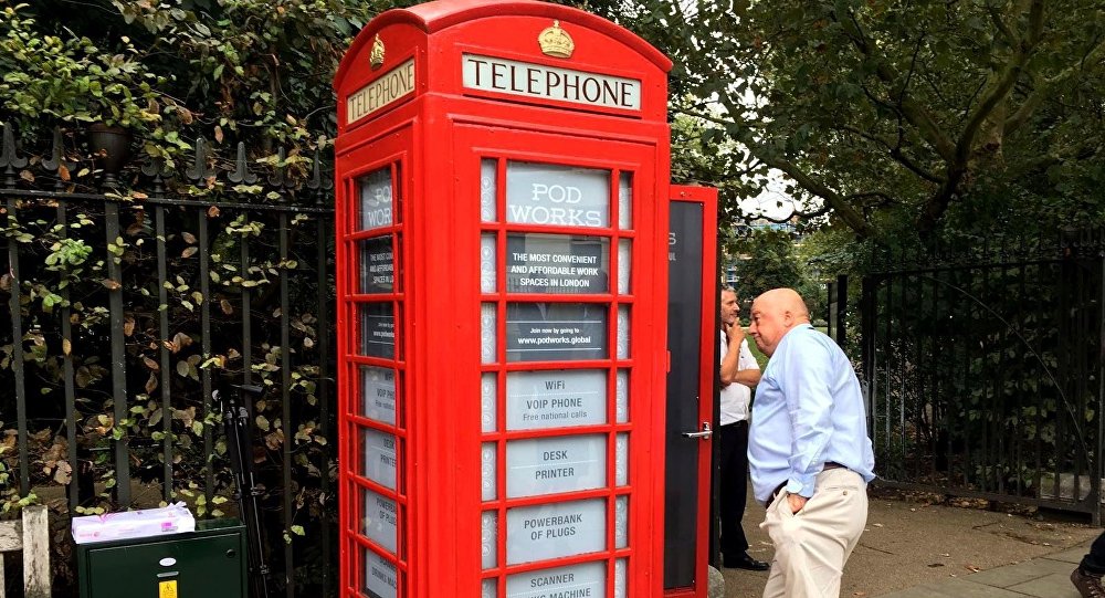 Οι κόκκινοι τηλεφωνικοί θάλαμοι στη Βρετανία γίνονται μίνι γραφεία – ΦΩΤΟ