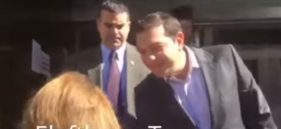 Η Ελληνίδα που πλησιάσε τον Τσίπρα στην Αστόρια – Τι του είπε – BINTEO