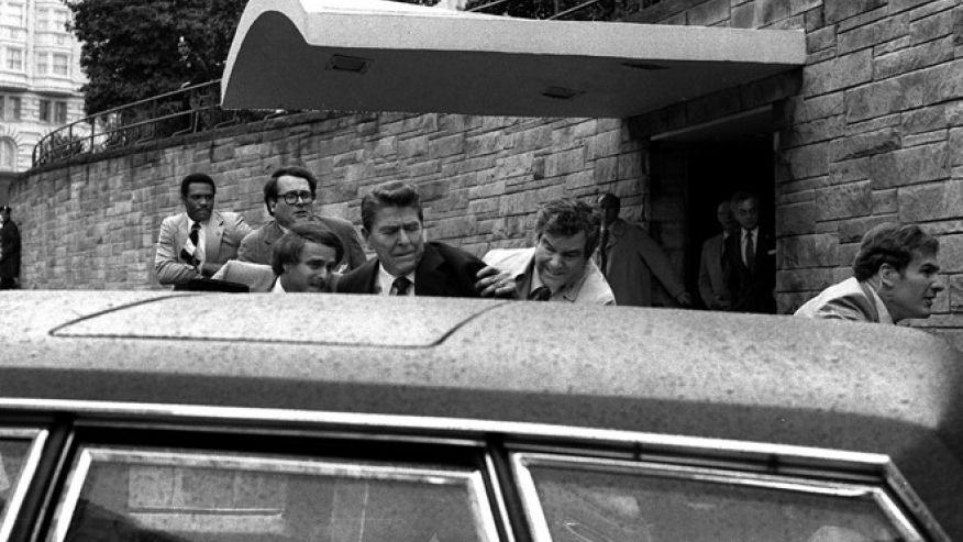 Βγήκε από το ψυχιατρείο αυτός που προσπάθησε να δολοφονήσει τον Ρόναλντ Ρίγκαν