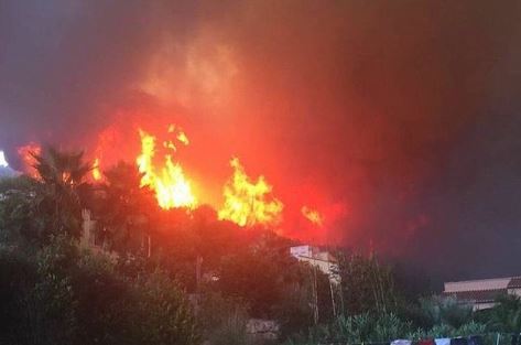 Πύρινη κόλαση στην Κόστα Μπλάνκα – 20 σπίτια παραδόθηκαν στις φλόγες – ΦΩΤΟ – ΒΙΝΤΕΟ