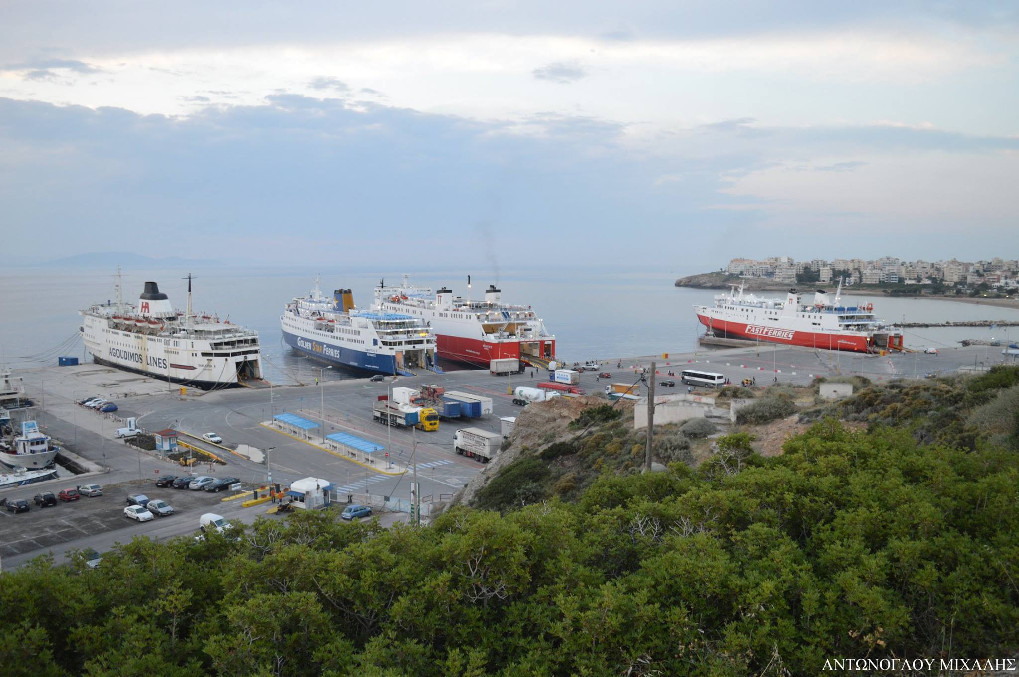 Πρόσκρουση επιβατηγού πλοίου στο λιμάνι της Άνδρου