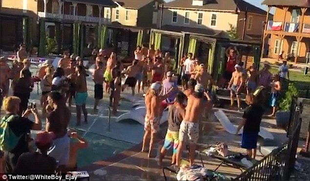 Ξύλο μέχρι τελικής… πτώσεως σε πισίνα – ΒΙΝΤΕΟ