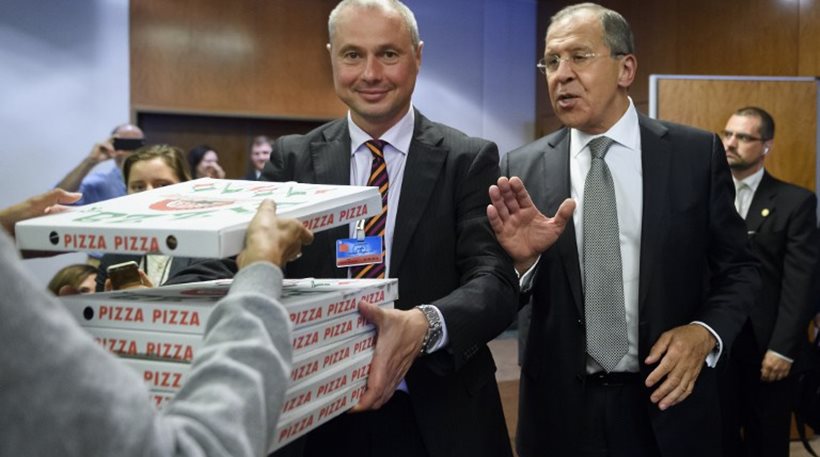 Ο Λαβρόφ μοίρασε πίτσες και βότκα στους δημοσιογράφους – ΦΩΤΟ