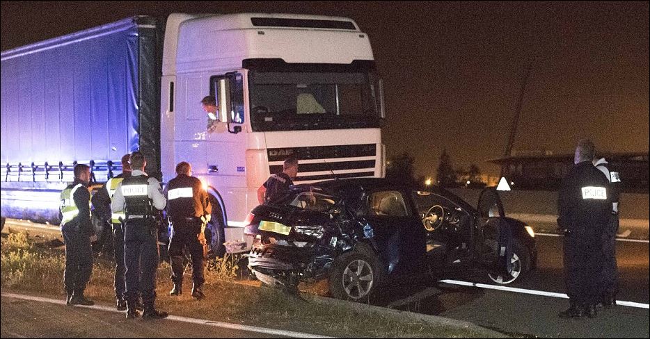 Οργή στη «Ζούγκλα του Καλαί» – Πρόσφυγες προκαλούν τροχαία ατυχήματα – ΒΙΝΤΕΟ