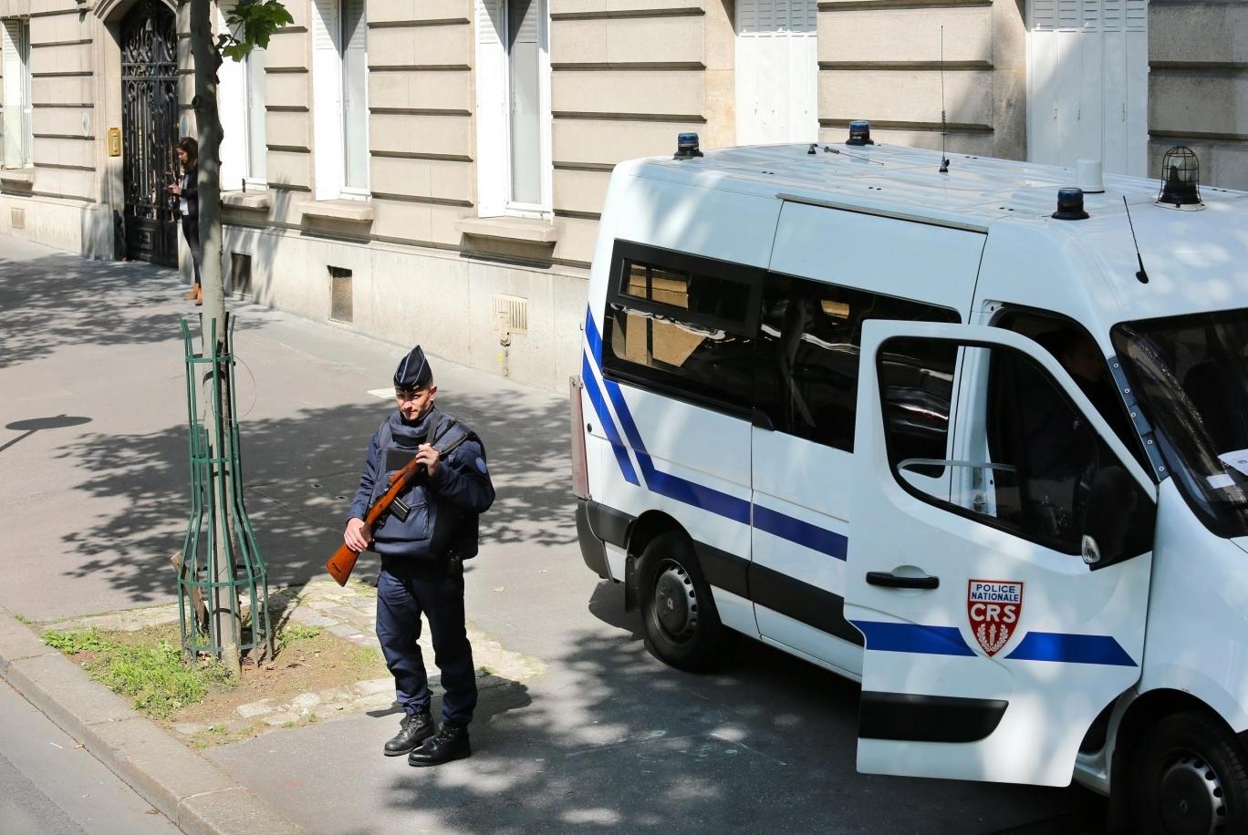 Ταμπουρωμένος στο σπίτι του ο δράστης του αιματηρού επεισοδίου στο Παρίσι