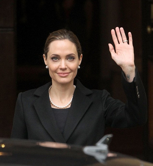 Η Τζολί διεκδικεί τη συλλογή κοσμημάτων αξίας 4 εκατομμυρίων δολαρίων – ΦΩΤΟ