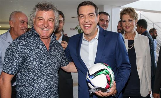 Το δώρο του Χατζηπαναγή στον Τσίπρα – ΦΩΤΟ