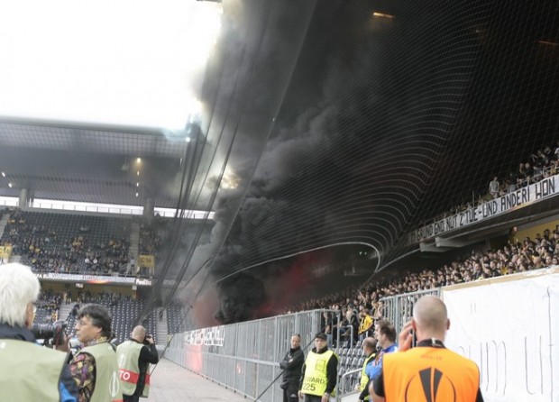 Φωτιά σε εξέδρα στον αγώνα του Ολυμπιακού – ΦΩΤΟ