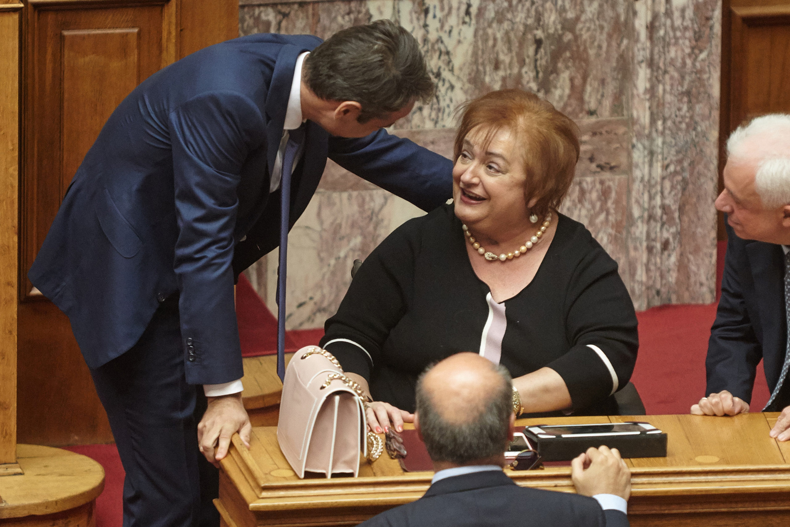 Στη βουλή η Μαριέττα Γιαννάκου – Το καλωσόρισμα από τον Μητσοτάκη – ΦΩΤΟ