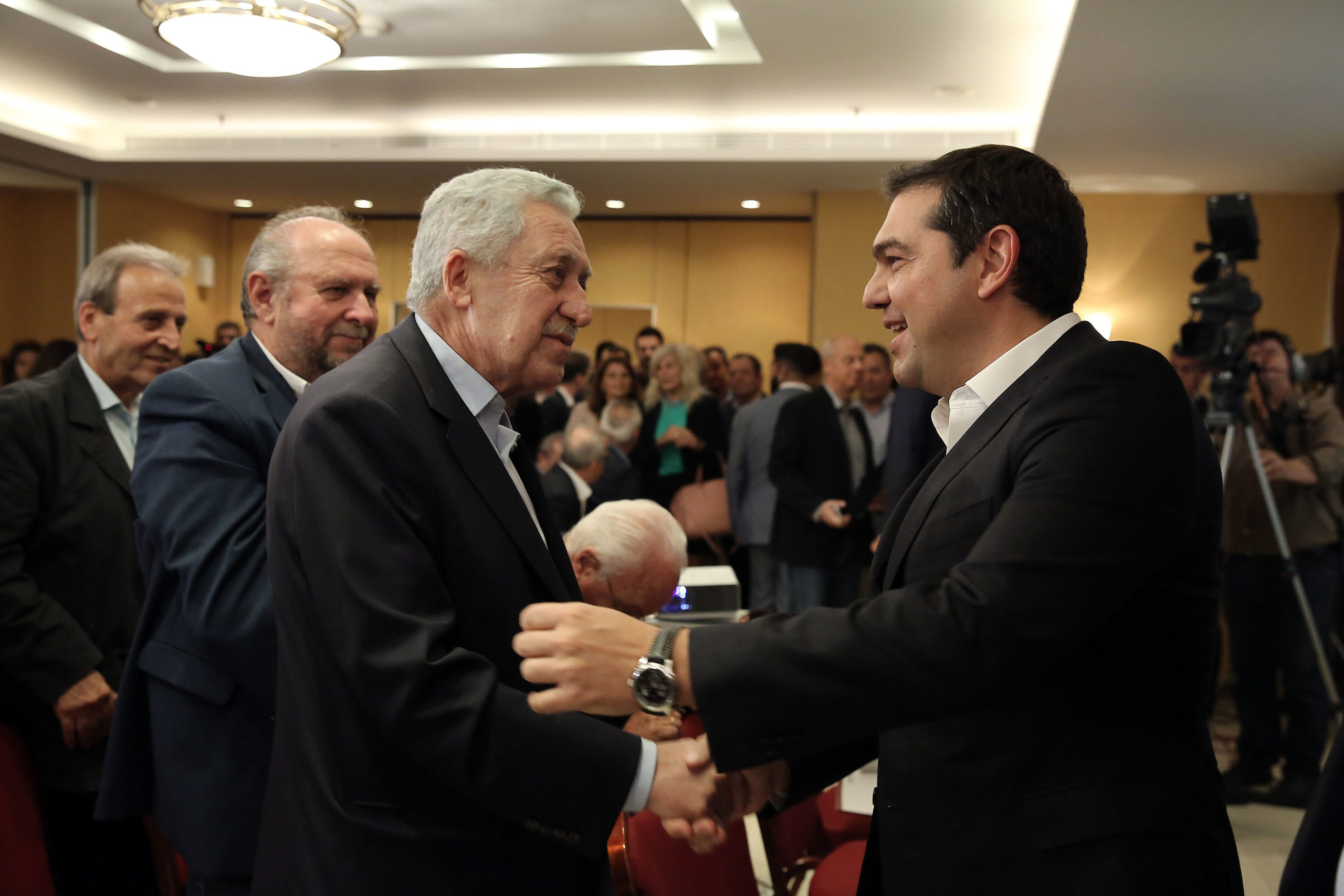 Η χειραψία του Τσίπρα με τον Κουβέλη – ΦΩΤΟ