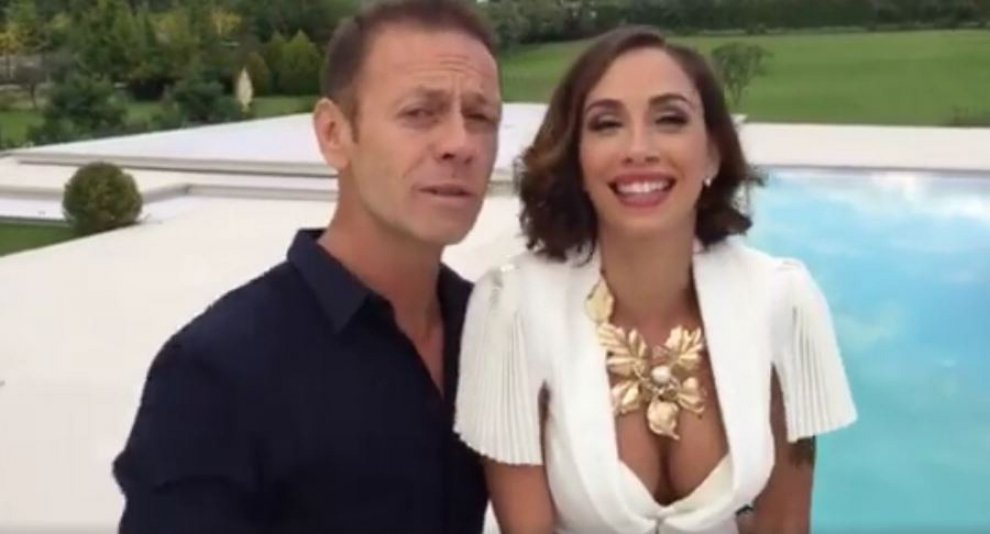 Εγκατέλειψε την πολιτική για να εκφράσει την “ερωτική της πλευρά”