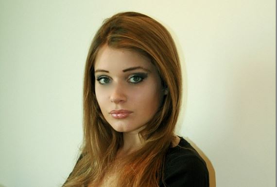 Κερδίζει 4.500 ευρώ το μήνα μαθαίνοντας τους άνδρες να φλερτάρουν