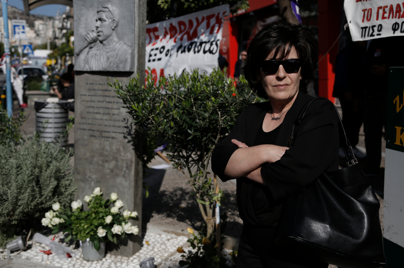 Μητέρα Φύσσα: Οι χρυσαυγίτες συνεχίζουν να κυκλοφορούν προκλητικά στο Κερατσίνι