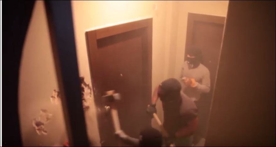 Βίντεο-ντοκουμέντο από την επίθεση αντιεξουσιαστών σε γραφεία ακροδεξιού κόμματος