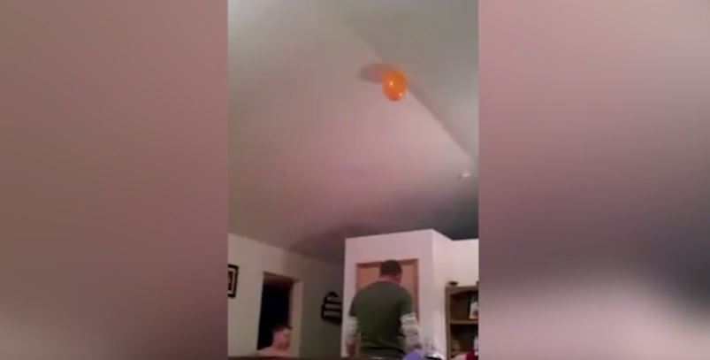 Πέταξε τον γιο του στον αέρα …για να πιάσει ένα μπαλόνι – ΒΙΝΤΕΟ