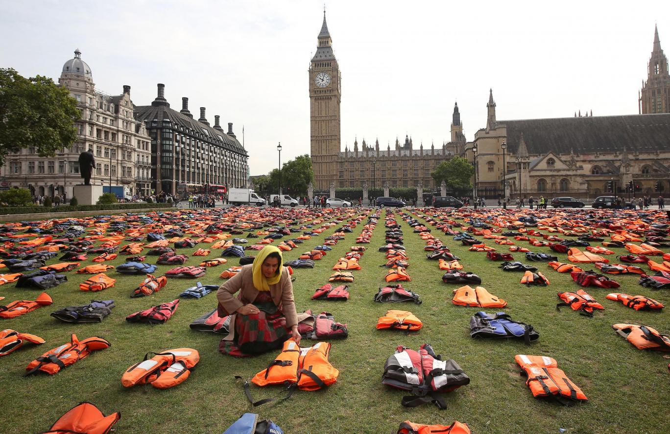 2.500 σωσίβια προσφύγων έξω από το βρετανικό κοινοβούλιο – ΦΩΤΟ