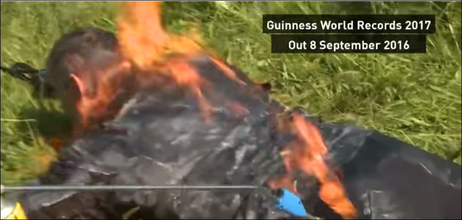 Καιγόταν για περισσότερο από 5 λεπτά και έσπασε το ρεκόρ – ΒΙΝΤΕΟ