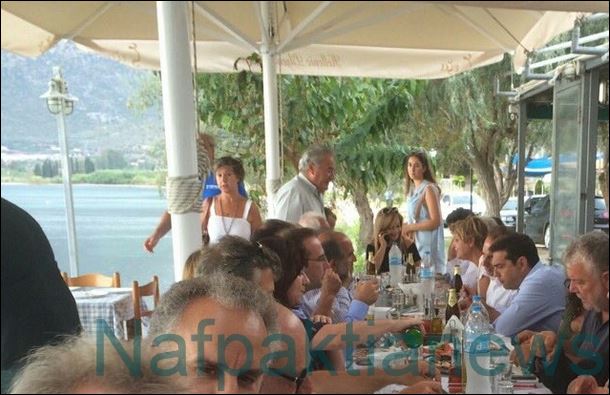 Ο Τσίπρας σε ψαροταβέρνα στην Ναύπακτο – ΦΩΤΟ
