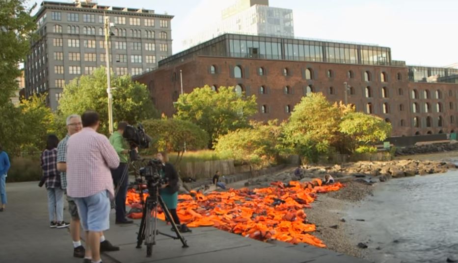 Σωσίβια προσφύγων από τη Χίο γέμισαν τη γέφυρα του Μπρούκλιν – ΒΙΝΤΕΟ