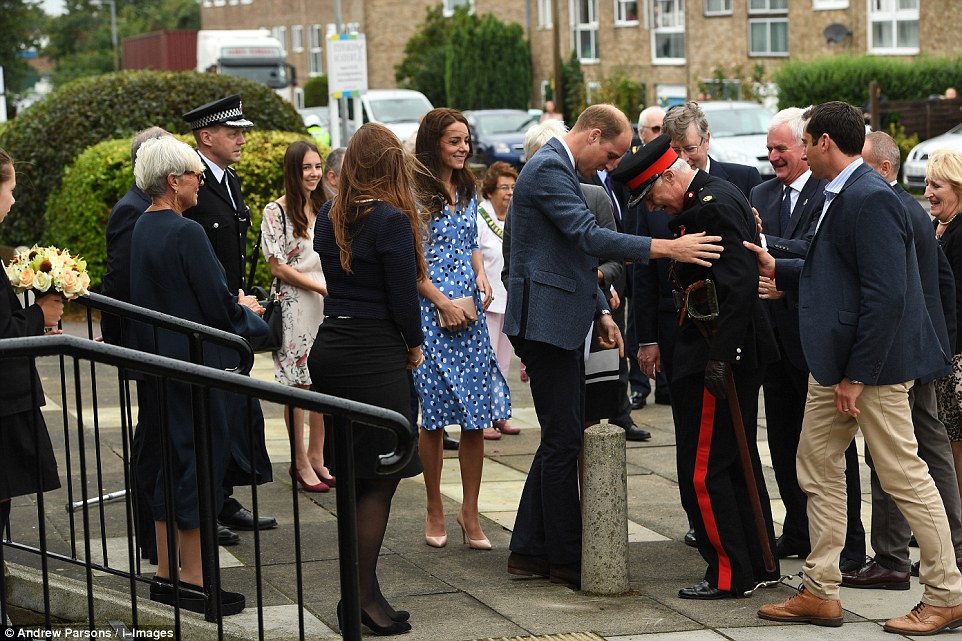 Η άτυχη στιγμή ενός αξιωματικού μπροστά στο πριγκιπικό ζεύγος της Βρετανίας – ΦΩΤΟ